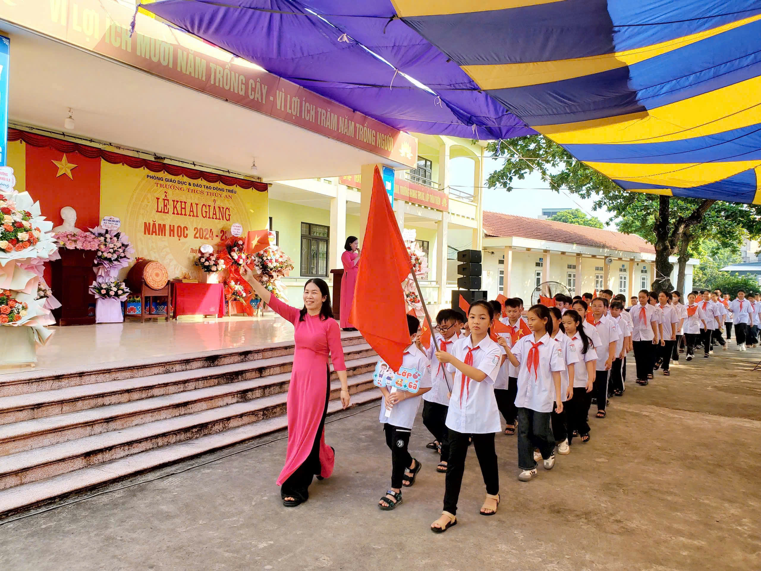 Hai GVCN lớp 6 cùng đón các em HS khối 6 vào trường Các em học sinh khối lớp 6 hân hoa nhập trường