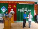 Bí thư Đoàn xã trao thưởng - 