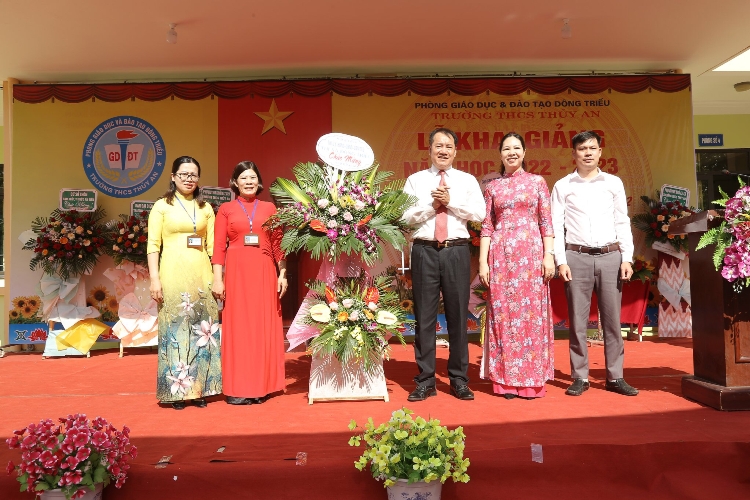 Ảnh 2. Đại biểu lãnh đạo Thị xã tặng hoa chúc mừng nhà trường nhân dịp khai giảng năm học mới.jpg